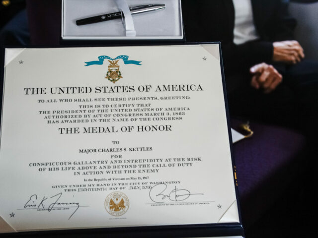White House - MOH certificate & pen POTUS Obama used to sign it